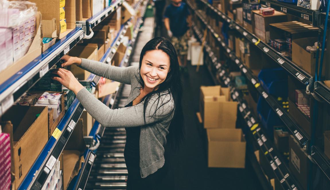 Varastotyöntekijä Tampereen logistiikkakeskuksessa valopaneelikeräilyssä.