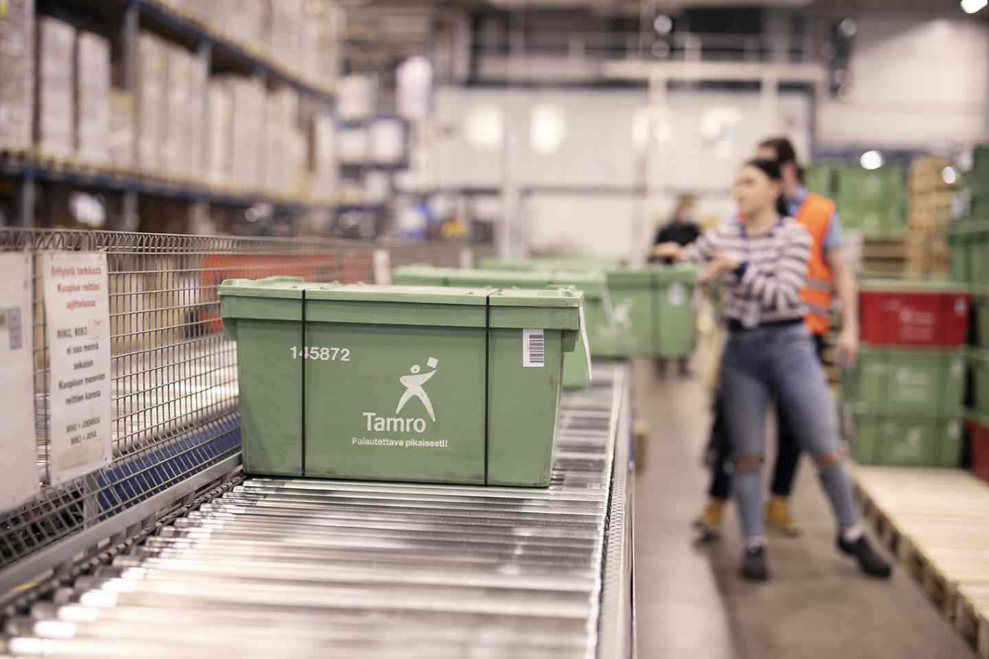 Tamron logistiikkakeskuksessa lääkkeet keräillään vihreisiin muovilaatikoihin